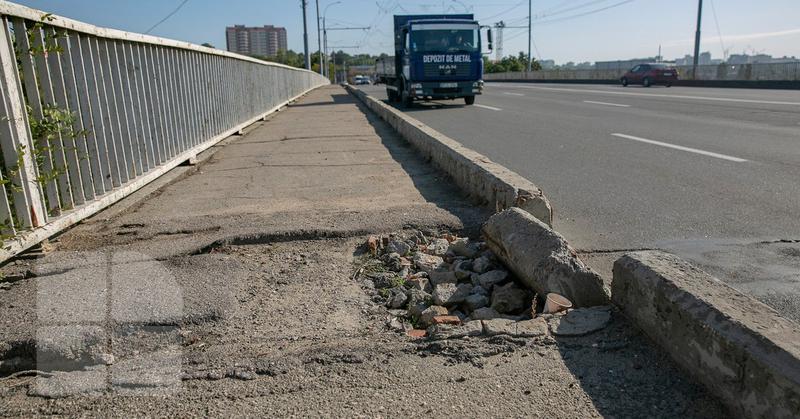 Reparaţia podului de pe strada Mihai Viteazul din Chişinău continuă