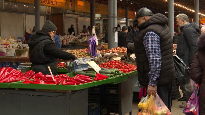 Aglomerație în magazine și piețe în ajun de Crăciun pe stil nou