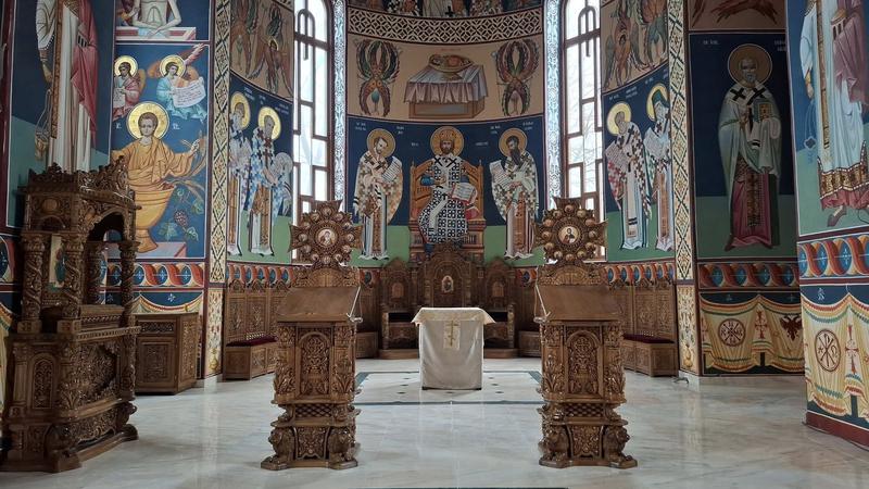 Creștinii sărbătoresc Nașterea Domnului: Crăciunul, marcat prin rugăciune și colind