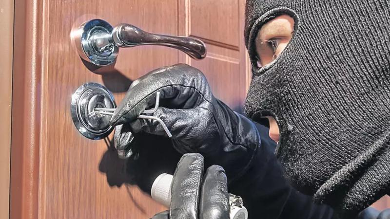 Hoții din locuințe, mai activi de sărbători: recomandările Poliției pentru prevenirea spargerilor