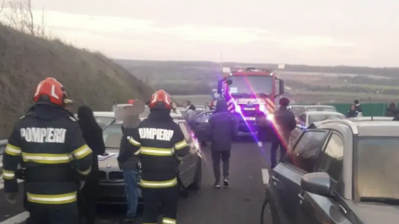În România, accident cu 11 autoturisme și 27 de persoane, pe Drumul Expres Craiova – Pitești