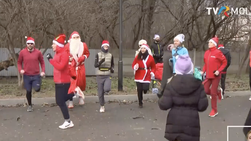 Crăciunițe și Moș Crăciuni au alergat 10 km pe străzile Chișinăului