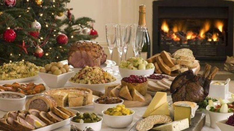 Sărbători în siguranță: Medicii recomandă moderație la mese și multă mișcare